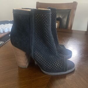 Lucky Brand Lakyn Women's Chic Ankle Boots 6 Black Suede Open Toe Western Bootie